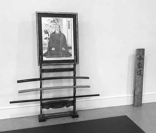 Panneau kamiza et râtelier d'armes du dojo
