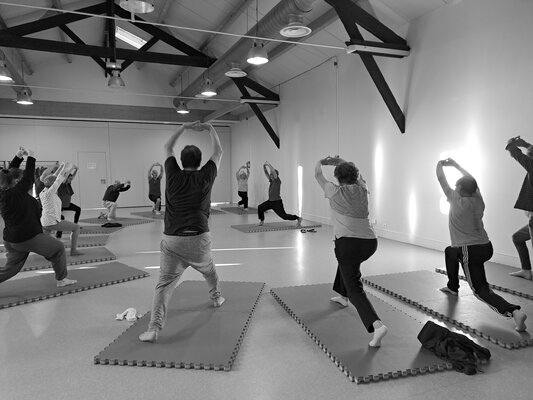 Cours d'Aïkishindo en groupe - exercices d'étirement et de centrage